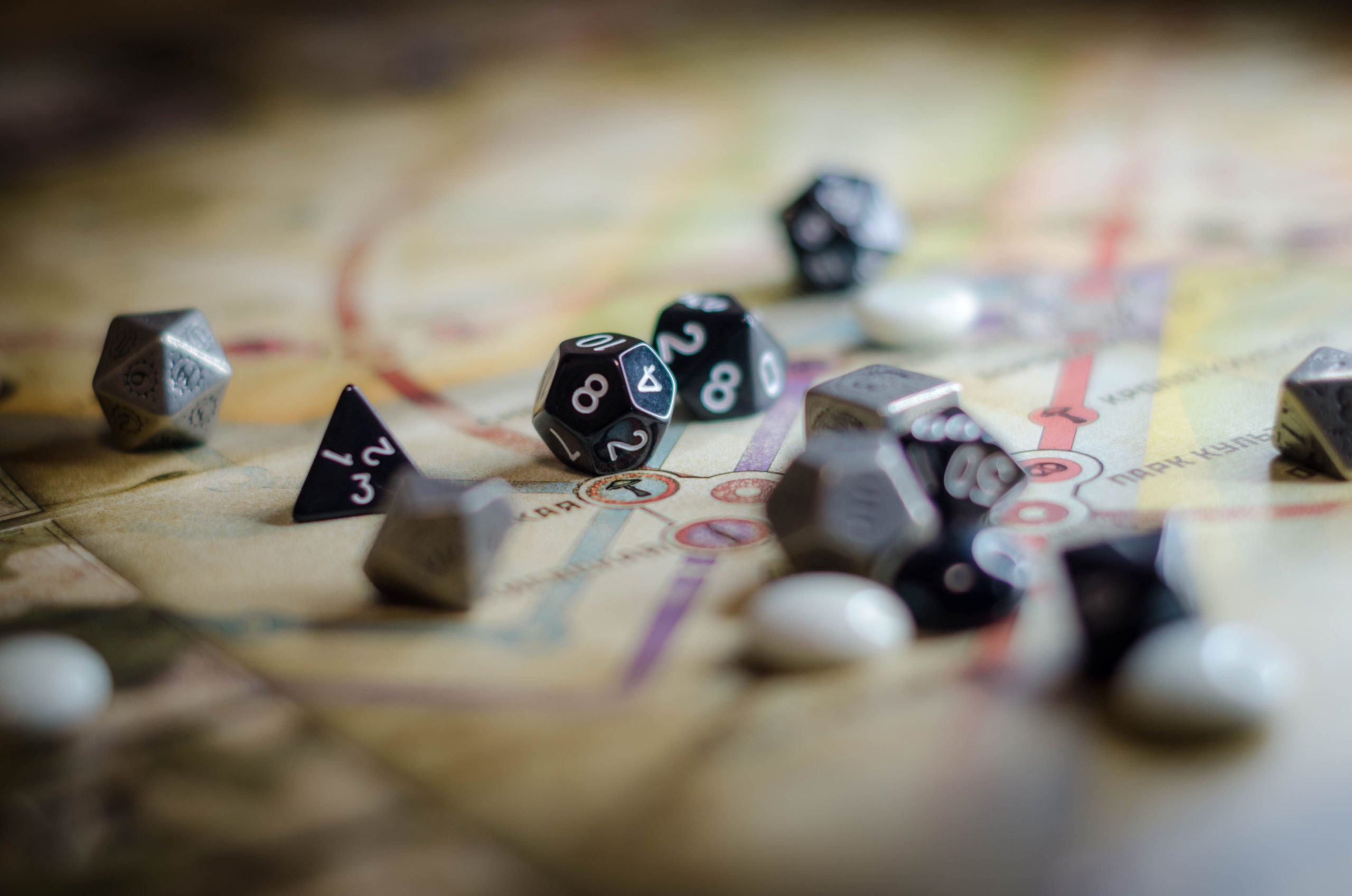 5 सर्वश्रेष्ठ कार्ड-आधारित एडवेंचर RPGs जिनकी अनोखी युद्ध प्रणाली है