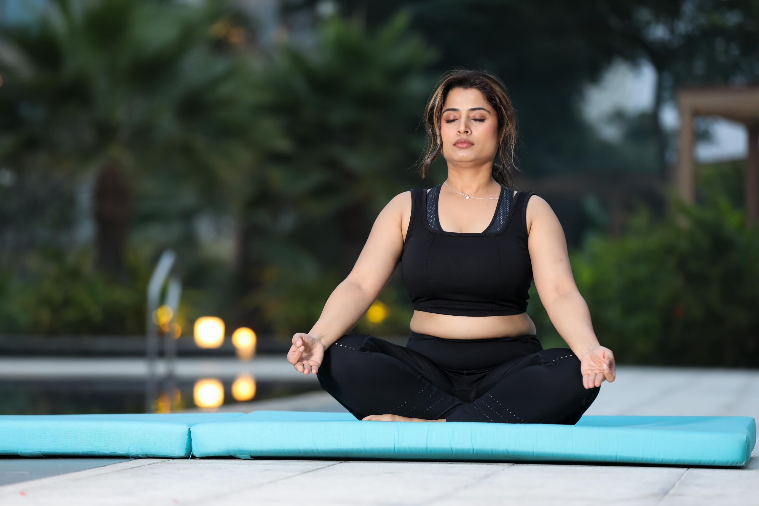 जोड़ों के दर्द के लिए 8 सबसे अच्छे योगा मैट्स जिनमें अतिरिक्त कुशनिंग है
