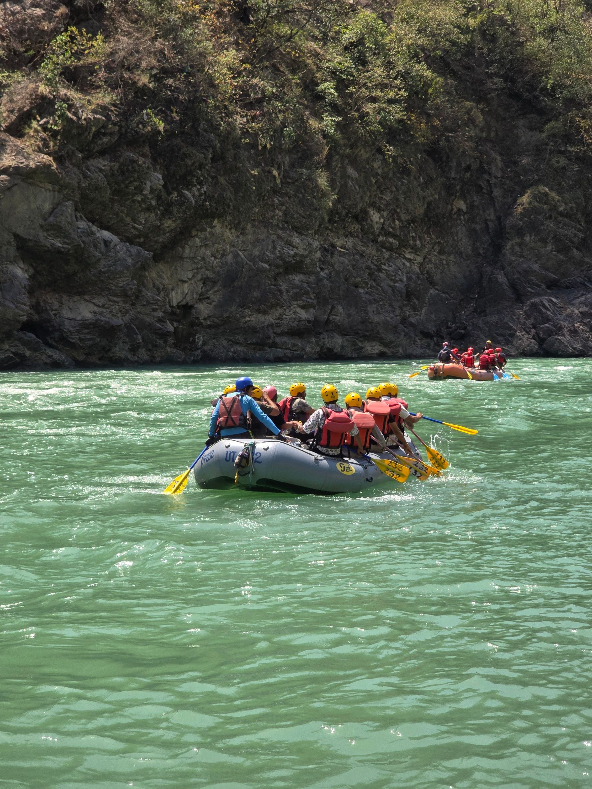 परिवारों के लिए 7 बेहतरीन गेंटल रिवर राफ्टिंग और ट्यूबिंग यात्रा